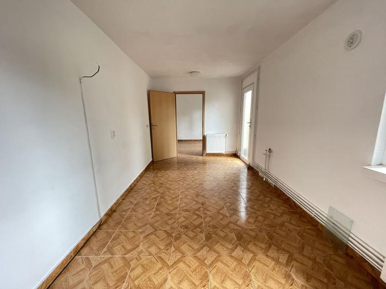 Casă individuală cu 6 camere cu Canalizare în Mehala