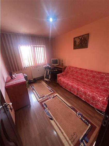 Apartament cu 3 camere decomandat, mobilat în Lipovei
