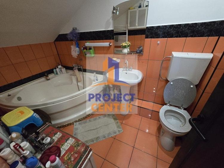 Casă individuală cu 10 camere cu Canalizare în Prelungirea Craiovei