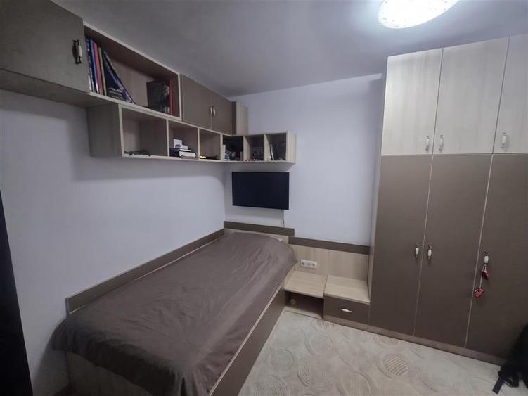 Apartament cu 3 camere semidecomandat, mobilat în Ultracentral