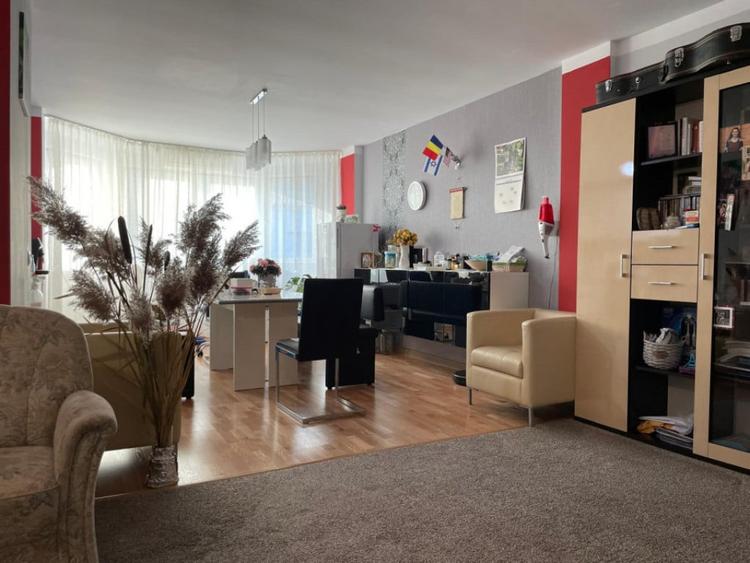 Apartament cu 3 camere semidecomandat în Europa