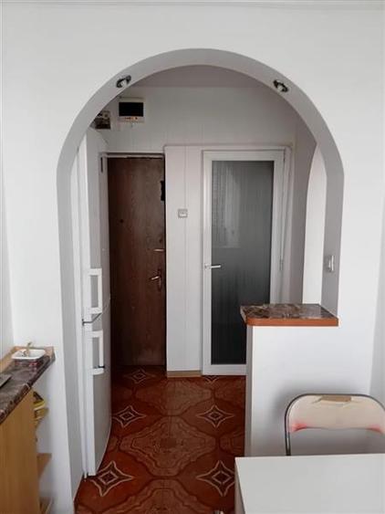 Apartament cu 3 camere semidecomandat, mobilat în Titan