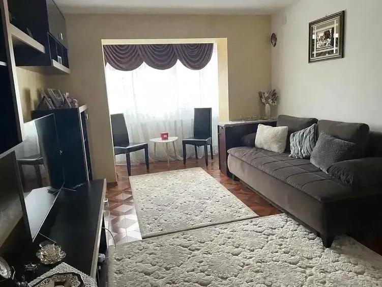 Apartament cu 3 camere decomandat în Teilor