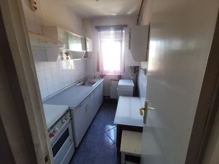 Apartament cu 3 camere decomandat în Exterior Vest