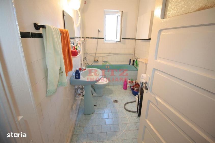 Apartament cu 4 camere decomandat în Orașul de Jos