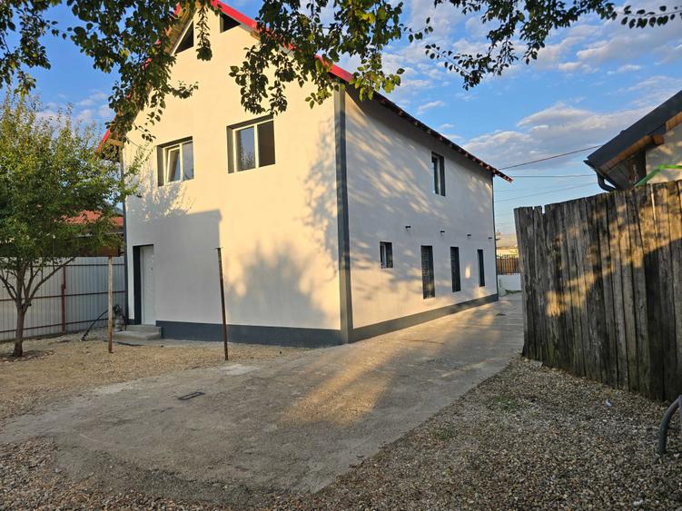 Casă cu 4 camere în Prundu