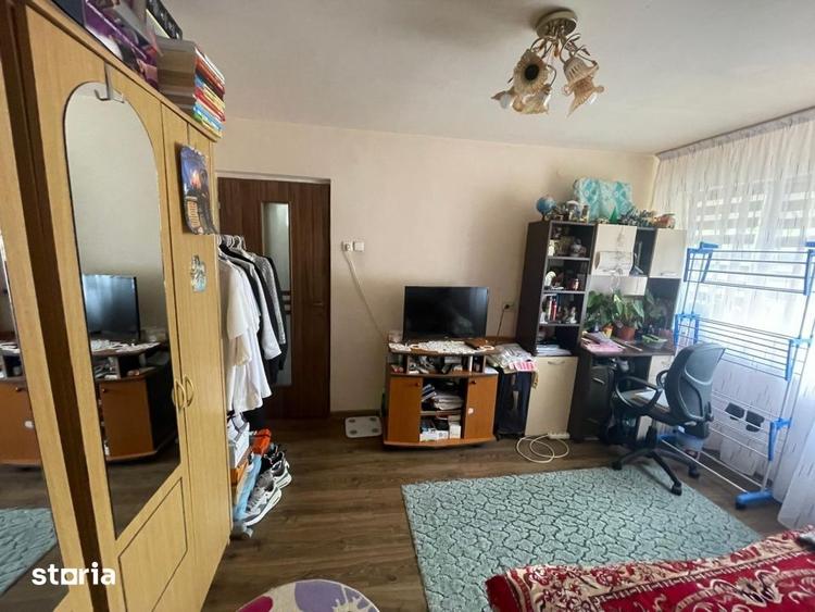 Apartament cu 3 camere semidecomandat, mobilat în Valea Rosie