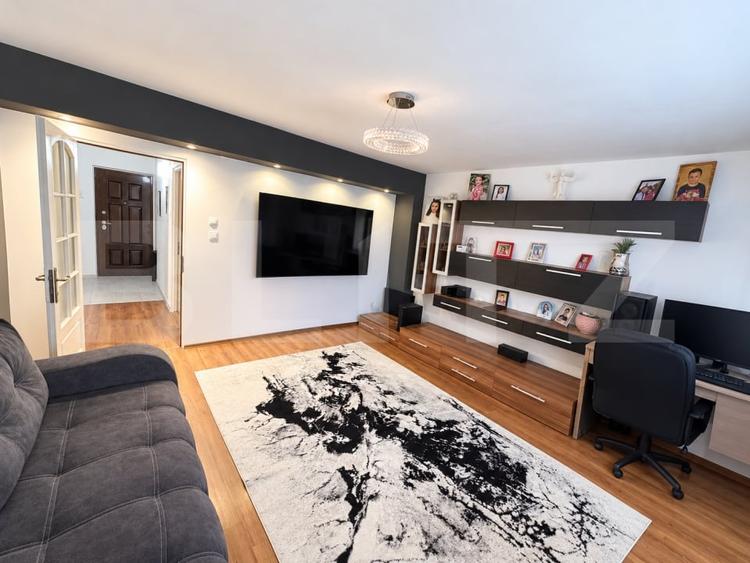 Apartament cu 3 camere semidecomandat, mobilat în Central