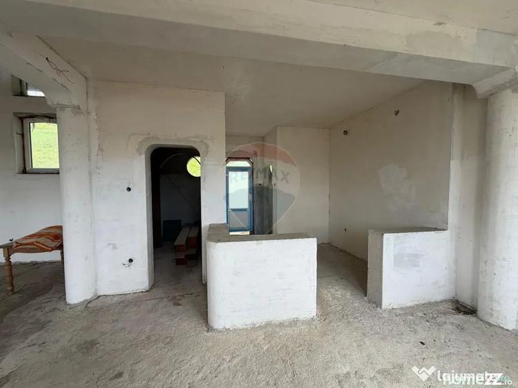 Casă cu 7 camere cu Teren 2681 Mp în Buciumi