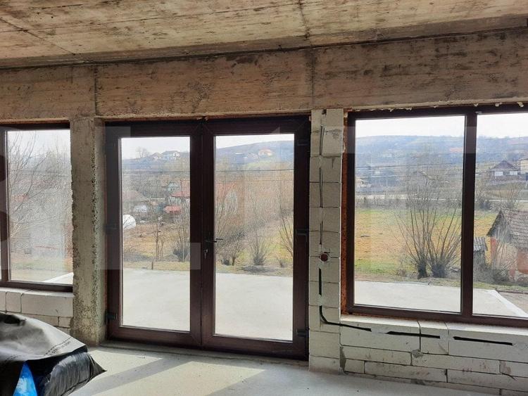 Casă individuală cu 7 camere cu Garaj în Cara