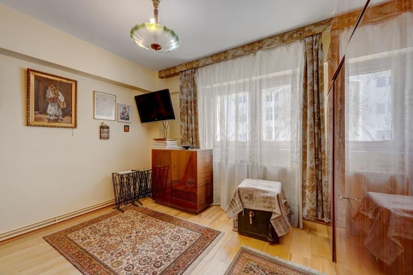 Apartament cu 4 camere semidecomandat, mobilat în 1 Mai