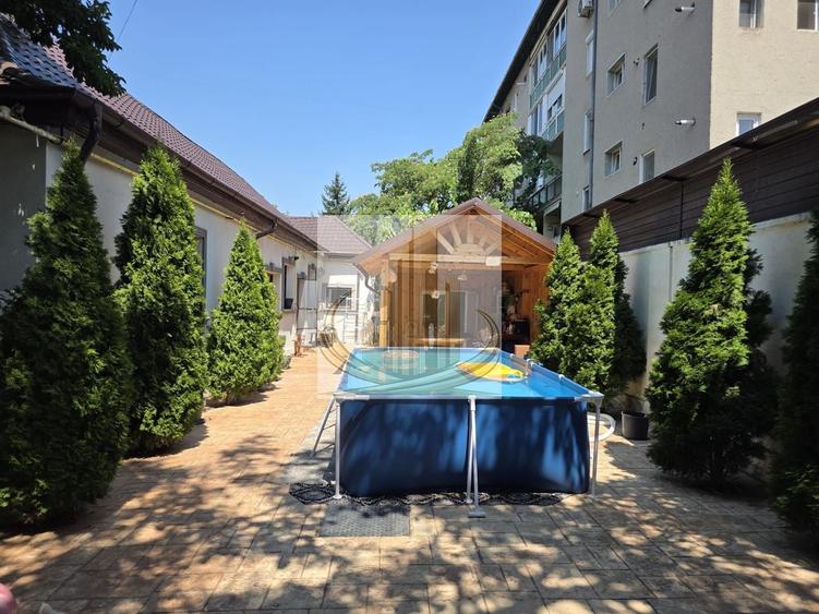 Casă individuală cu 6 camere cu Canalizare în Lipovei