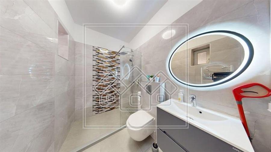 Apartament cu 3 camere semidecomandat în Central
