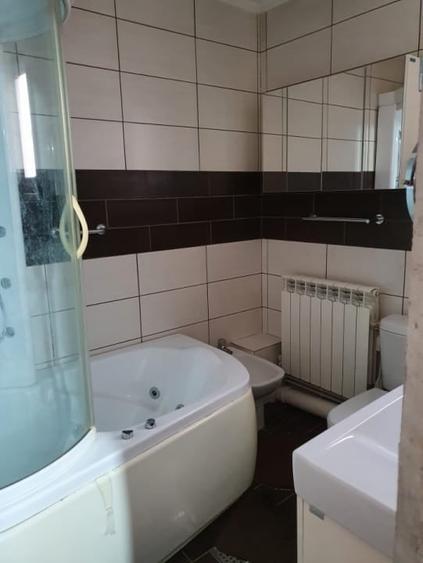 Casă cu 5 camere decomandat cu Canalizare în Central