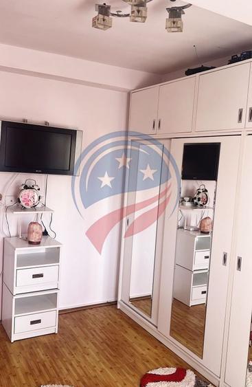 Apartament cu 3 camere decomandat în Craiovița Nouă