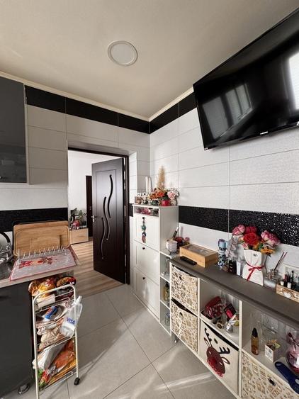 Apartament cu 3 camere semidecomandat în Crângași