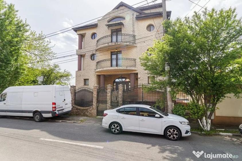 Casă cu 7 camere cu Teren 300 Mp în Central