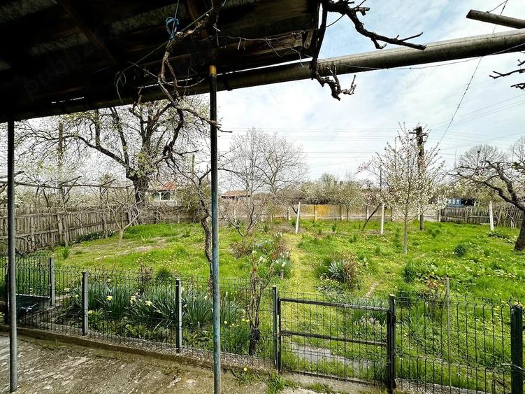 Casă cu Teren 2470 Mp în Mârțești