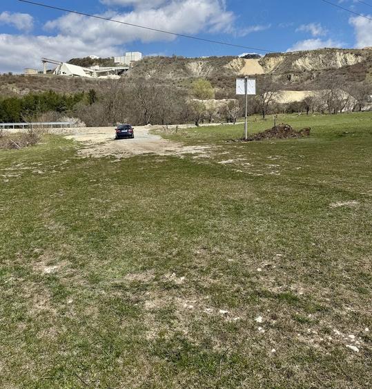 Teren de 10000 mp, în Valea Mare