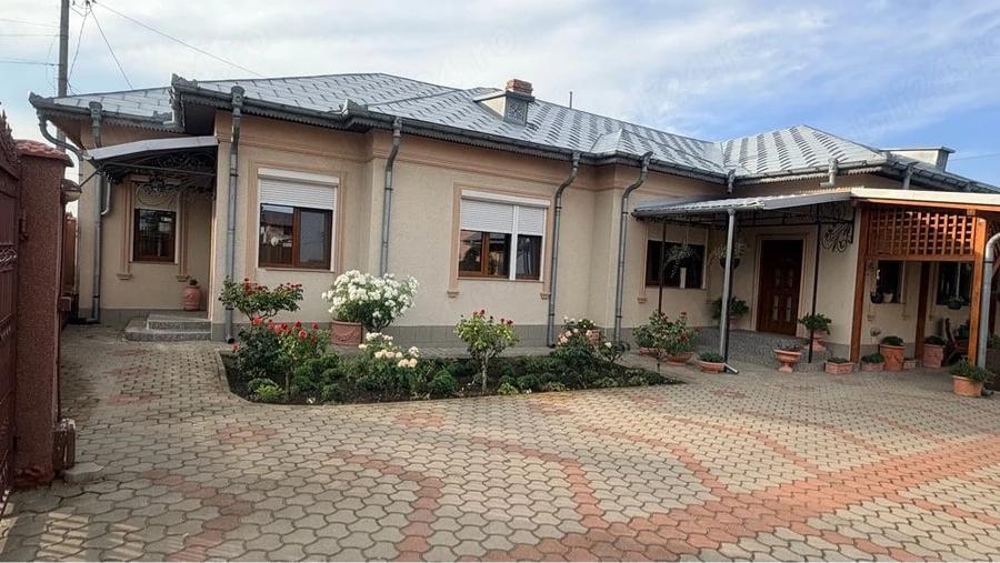 Casă cu 6 camere cu Teren 1707 Mp în Sihlea