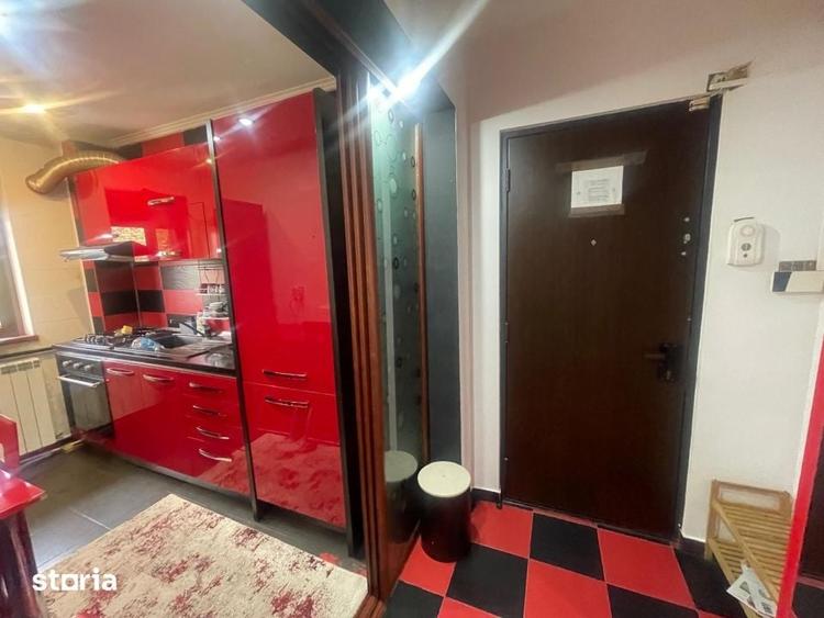 Apartament cu 3 camere decomandat în Craiovița Nouă