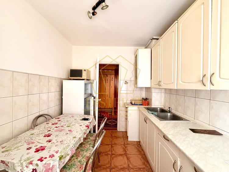 Apartament cu 3 camere semidecomandat, mobilat în Aradului