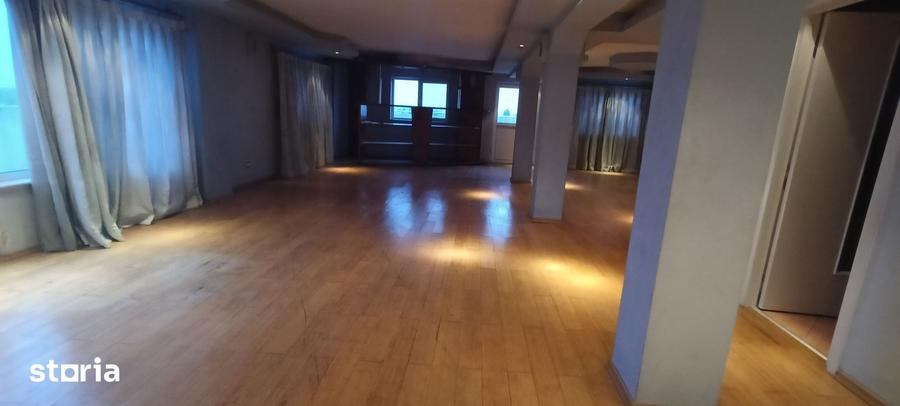 Casă cu 7 camere cu Teren 400 Mp în Dobroești