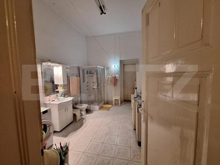 Apartament cu 5 camere semidecomandat, mobilat în Central