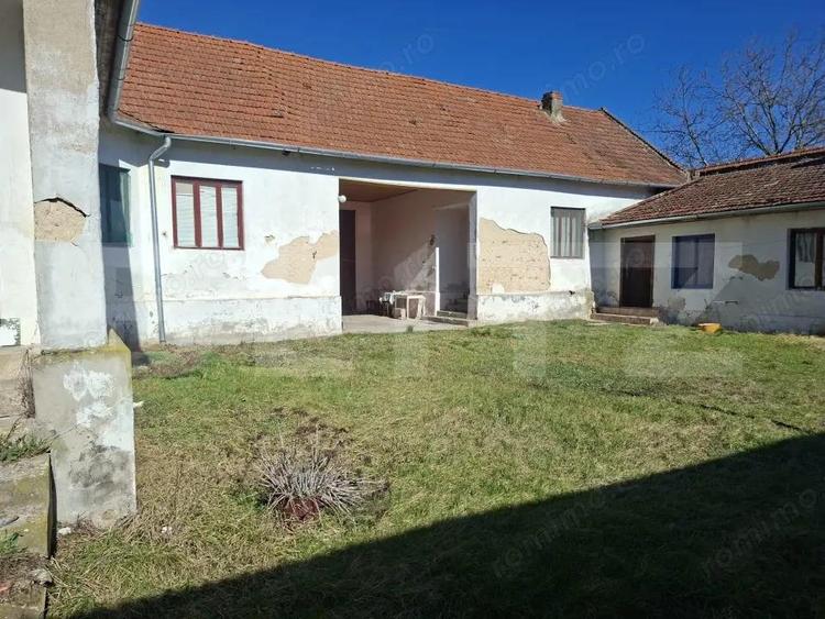 Casă cu 6 camere cu Teren 2500 Mp în Central