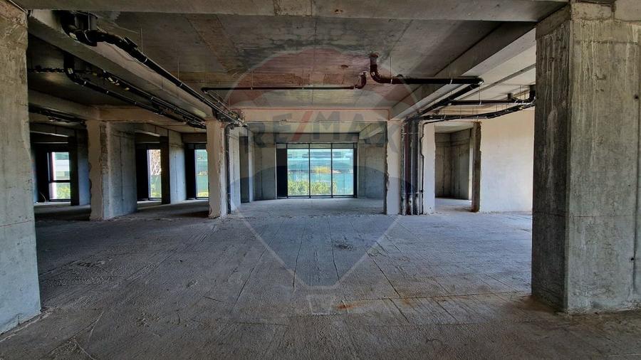 Spațiu comercial, de 321.89999389648 mp, în Nord