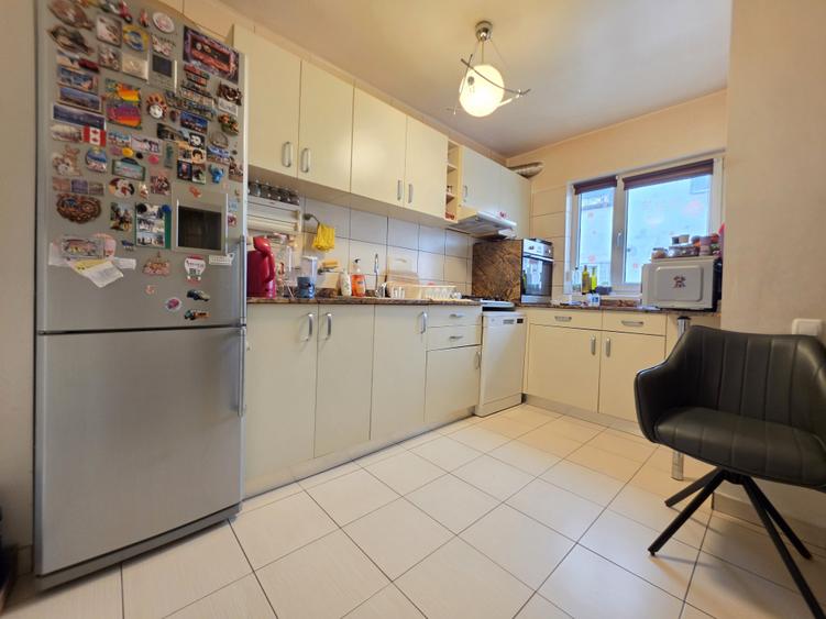 Apartament cu 3 camere decomandat în Drumul Taberei