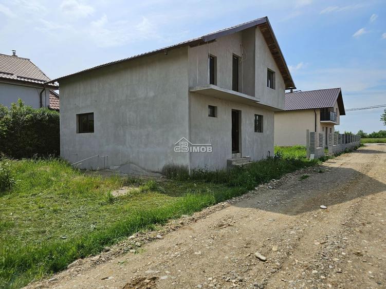 Casă individuală cu 4 camere cu Canalizare în Lazuri