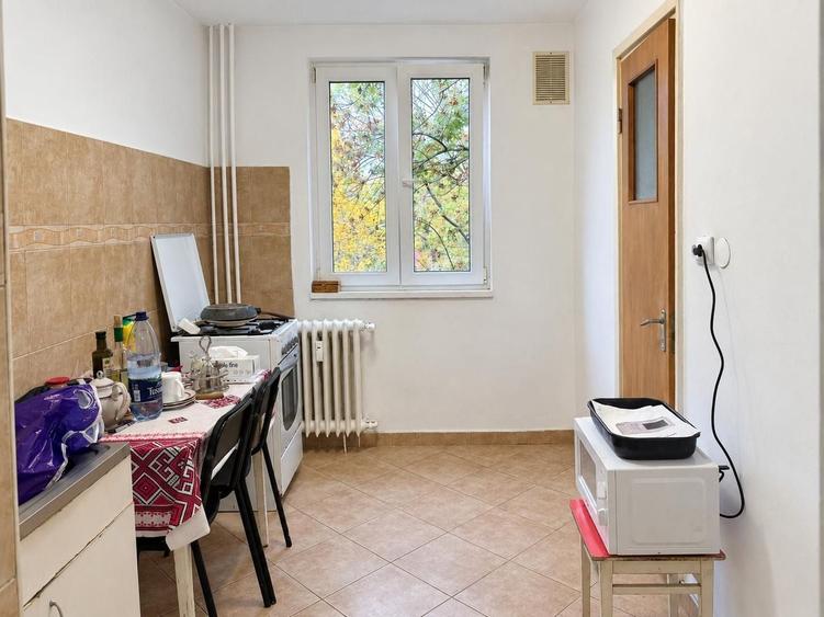 Apartament cu 3 camere semidecomandat în Drumul Taberei