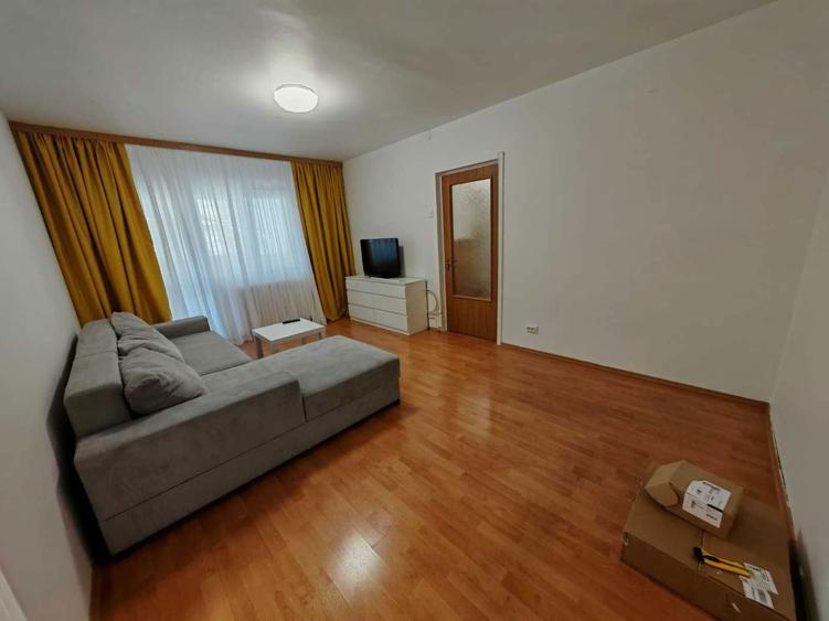 Apartament cu 3 camere semidecomandat în Alexandru Obregia