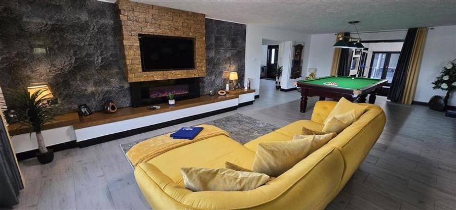 Casă individuală cu 8 camere cu Piscina în 1 Decembrie