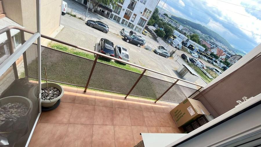 Apartament cu 3 camere decomandat, mobilat în Florești