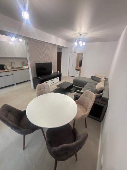 Apartament cu 2 camere decomandat, mobilat în Central