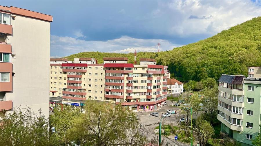 Apartament cu 3 camere decomandat, mobilat în Răcădău