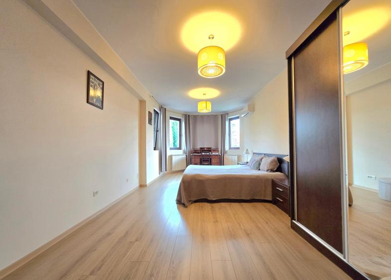 Casă individuală cu 6 camere cu Garaj în Pipera