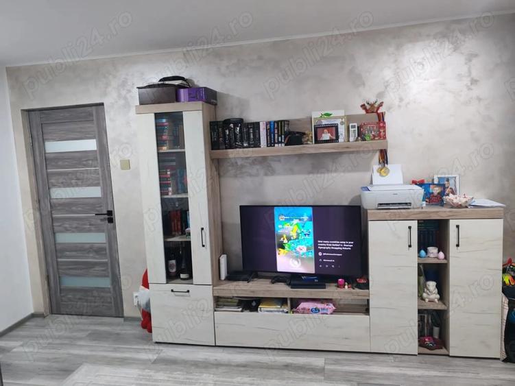 Apartament cu 3 camere semidecomandat în Craiovița Nouă