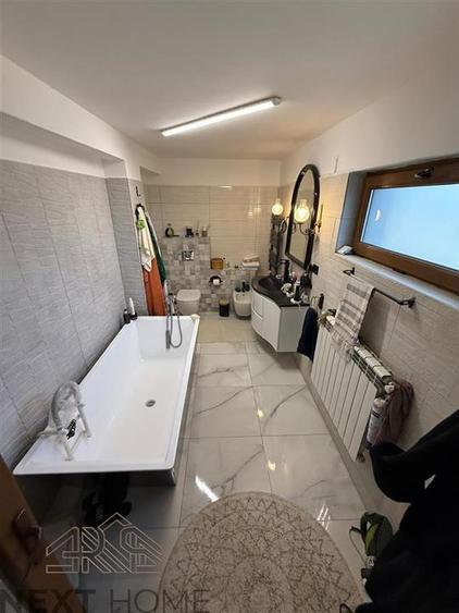 Casă cu 6 camere cu Canalizare în Central