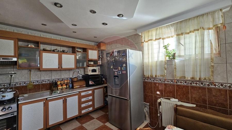 Casă individuală cu 17 camere cu Teren 1080 Mp în Obcini