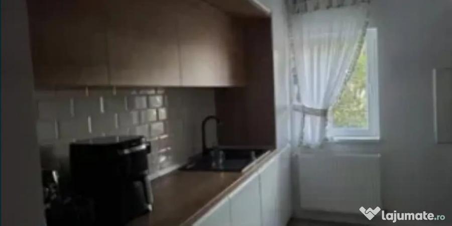 Apartament cu 3 camere decomandat în Calea București