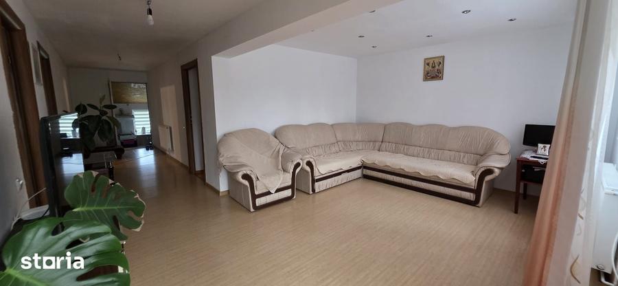 Casă cu 4 camere cu Teren 1164 Mp în Colceag
