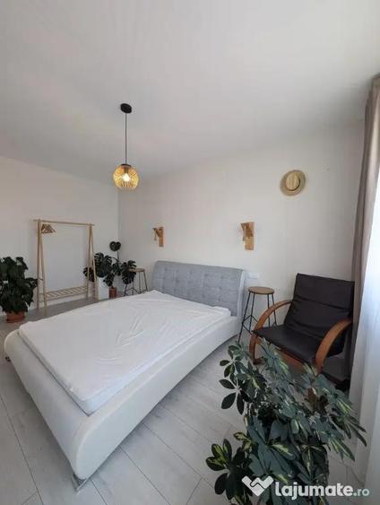 Apartament cu 3 camere semidecomandat în Florești