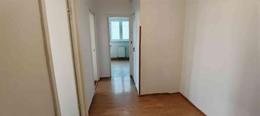 Apartament cu 3 camere decomandat în Astra
