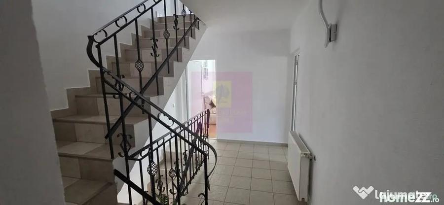 Casă cu 8 camere cu Teren 400 Mp în Zamora