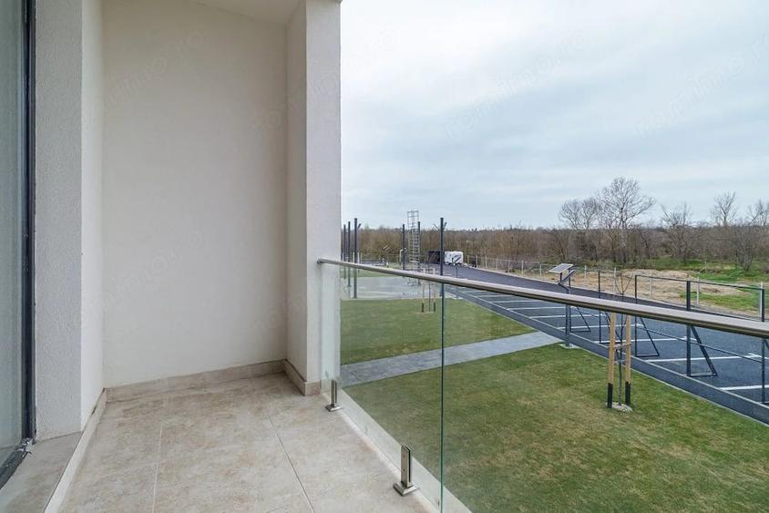 Apartament cu 3 camere semidecomandat în 1 Decembrie