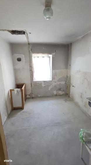 Apartament cu 2 camere semidecomandat în Mioriței