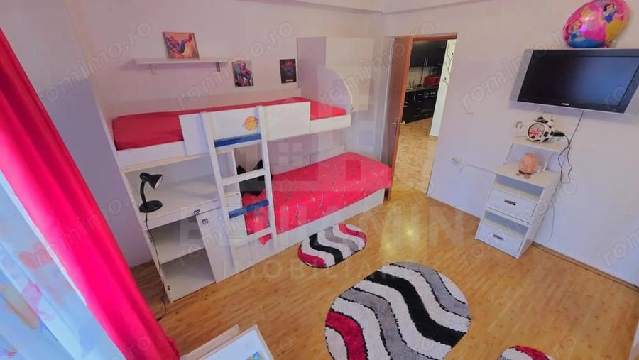 Apartament cu 3 camere semidecomandat în Central